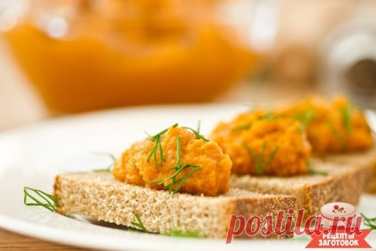 Кабачковая икра: вкусный рецепт
Кабачковая икра - это очень вкусная, полезная и простая закуска. Кусочек черного пшеничного хлеба со свежей кабачковой икрой может стать прекрасным завтраком или перекусом. Попробуй приготовить свою домашнюю кабачковую икру. 
Тебе понадобится:
1 кг кабачков
2 баклажана
2 луковицы
2 морковки
4 болгарских перца
Стакан томатного сока
Растительное масло
Перец, соль
Как приготовить:
Все овощи очисти и нарежь кубиками средней величины.
На масле