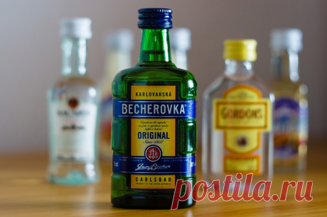 Как приготовить травяной ликер Чешский ликер «Бехеровка» имеет богатую двухсотлетнюю историю. Своим названием напиток обязан аптекарю из Карловых Вар Йозефу Бехеру, который в 1807 году начал продавать его в качестве капель для желудка...