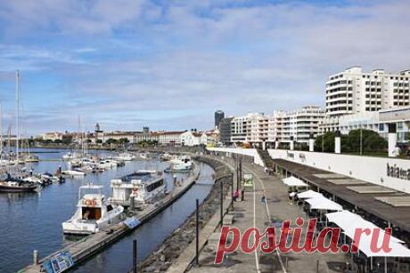 Популярный португальский курорт отменил все ограничения на въезд для туристов. Власти популярного португальского курорта Мадейра решили отменить все действующие на острове коронавирусные ограничения на въезд для иностранных туристов, в том числе россиян. Теперь прибывающие на курорт путешественники освобождаются от предоставления сертификатов о вакцинации и результатов ПЦР-теста.