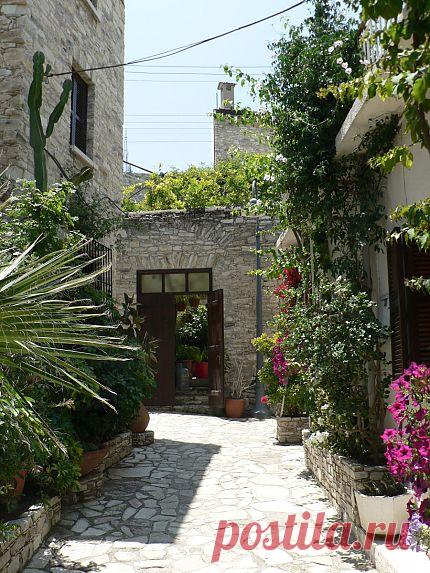 Приезжайте в Лефкару и полюбуйтесь сами красотой природных ландшафтов, пройдитесь по мощеным узким улочкам, понаблюдайте за работой мастериц-вышивальщиц, отведайте в таверне традиционные кипрские блюда и почувствуйте гостеприимство и радушие местных жителей