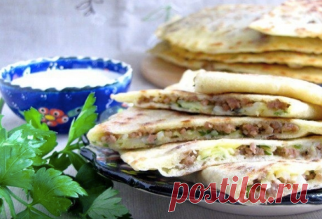 Тонкие лепешки "Гезлеме" с мясом и картошкой - невероятно вкусные! 

Посетив удивительную страну Турцию, я не могла не попробовать национальное блюдо - гёзлеме - очень тонкие турецкие дрожжевые лепешки с разными видами начинок. В нашем отеле их пекли каждый день.Начинку можно было выбрать любую - мясо, картошка, сыр, творог, зелень, баклажаны и сладкий вариант - корица с сахаром. Но мы предпочитали микс из мясного фарша и картошки с зеленью.

Лепешки невероятно вкусные! Вс...