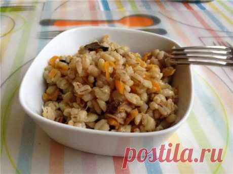 Перлушка (перловка с грибами, луком и морковью)