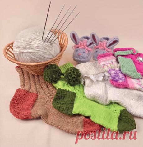 Коллекция носков спицами в книге «Красивые носки для всей семьи» | Интересные идеи для вдохновения Носки, наверное, единственный предмет гардероба, который носят абсолютно все. Мужчины, женщины, дети. И как прекрасно, когда все члены семьи, от малышей до бабушки с дедушкой, с удовольствием надевают красивые теплые носочки, связанные вашими руками. Научиться вязать носки совсем не...