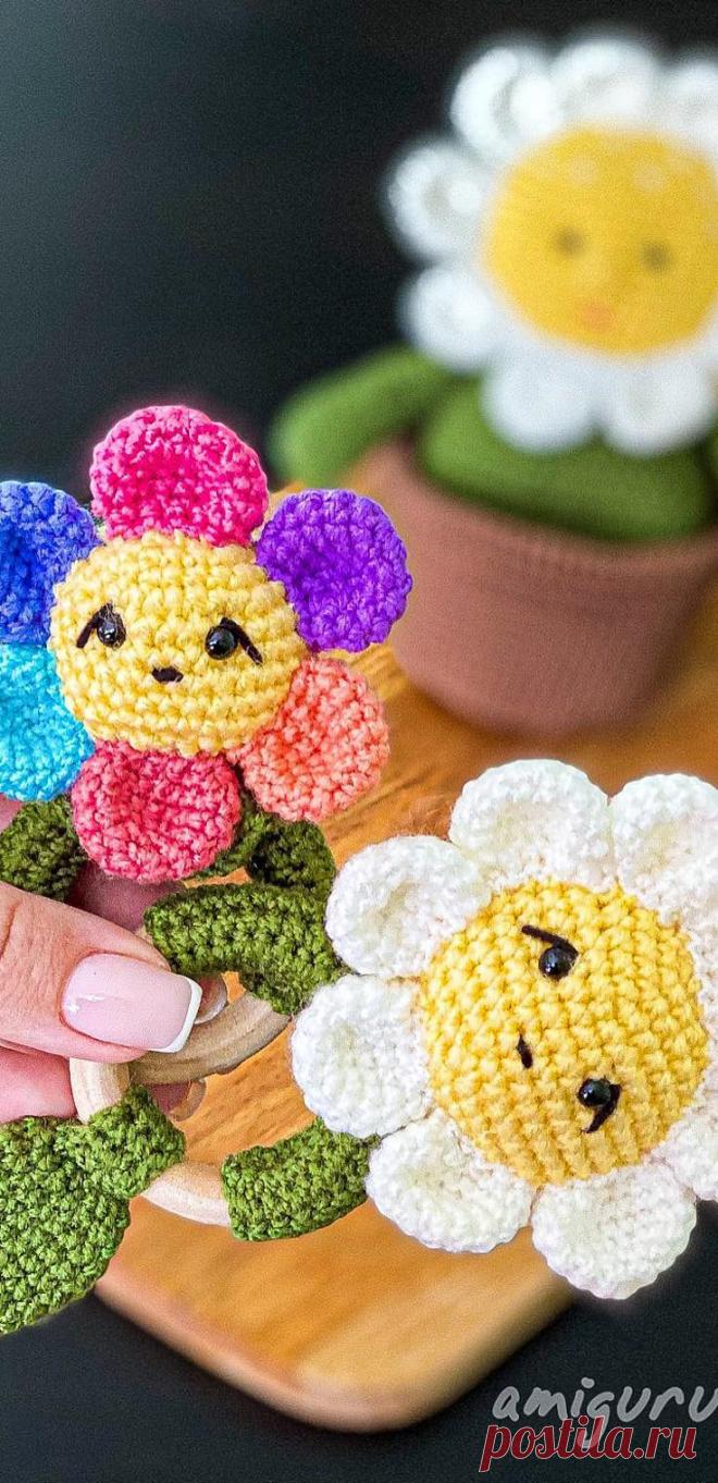 PDF Погремушка Цветок крючком. FREE crochet pattern; Аmigurumi flower patterns. Амигуруми схемы и описания на русском. Вязаные игрушки и поделки своими руками #amimore - погремушка для малышей в виде маленького цветка, цветы, цветочек.