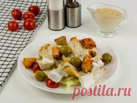 ​Салат «Цезарь» с оливками Средиземноморская кухня очень богата салатами, и центральное место среди них занимает всеми любимый «Цезарь». География этого рецепта начинается в Америке. Салат был придуман в начале прошлого столетия американцем с итальянскими корнями Цезарем Кардини. Самый известный салат можно...