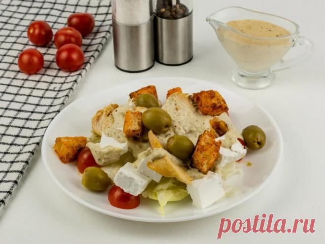 ​Салат «Цезарь» с оливками Средиземноморская кухня очень богата салатами, и центральное место среди них занимает всеми любимый «Цезарь». География этого рецепта начинается в Америке. Салат был придуман в начале прошлого столетия американцем с итальянскими корнями Цезарем Кардини. Самый известный салат можно...