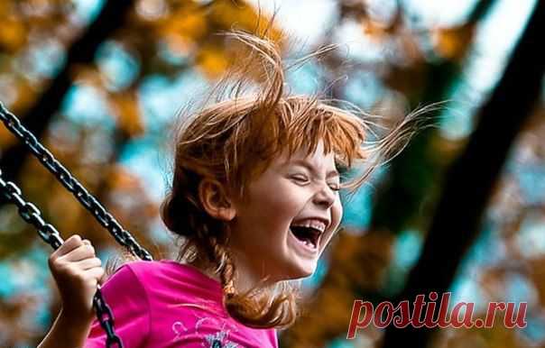 Афоризмы 8-летней девочки, Сони Шаталовой, страдающей аутизмом.

ЛОШАДЬ – большое тёплое четырёхкопытное счастье))
РОМАНТИКА – настроение, когда во всём обычном видишь чудо.
СТЫД – огонь, выжигающий грех из души человека. 
НОЧЬ – чёрный зонтик со звёздами. 
МУДРОСТЬ – мера между «мало» и «много»
СМЕХ – доктор для печальной души))