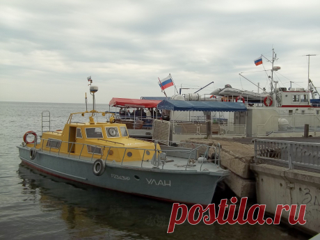 Яхты и катера на причале.