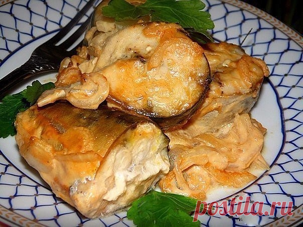 Скумбрия в горчичном соусе - не просто вкусная, а тающая во рту! - Волшебный мир кулинарии Скумбрию можно вкусно не только замариновать, но и запечь в духовке. Этот рецепт приготовления скумбрии я бы назвала одним из самых простых, но несмотря на простоту рыбка всегда получается очень вкусной. Скумбрия в горчичном соусе Продукты: скумбрия — 2 рыбки, репчатый лук — 1 шт., майонез — 2 ст. л., соевый соус — 3 ст. …