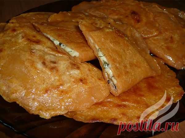Томатные лепешки - тонкий слой теста с томатным вкусом и аппетитной сырной начинкой