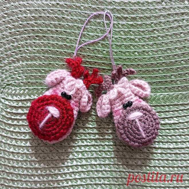 PDF Подвеска крючком. FREE crochet pattern; Аmigurumi animal patterns. Амигуруми схемы и описания на русском. Вязаные игрушки и поделки своими руками #amimore - подвеска в виде оленя, маленький оленёнок, лось, брошь, ёлочная игрушка.