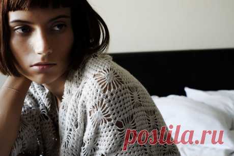 …И когда с другим по переулку
Ты пройдешь, болтая про любовь,
Может быть, я выйду на прогулку,
И с тобою встретимся мы вновь.
Отвернув к другому ближе плечи
И немного наклонившись вниз,
Ты мне скажешь тихо: «Добрый вечер...»
Я отвечу: «Добрый вечер, miss».
И ничто души не потревожит,
И ничто ее не бросит в дрожь, —
Кто любил, уж тот любить не может,
Кто сгорел, того не подожжешь.