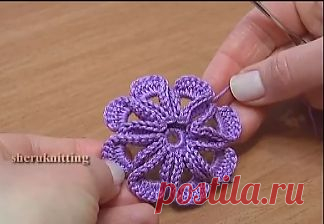 Красивый цветок крючком.