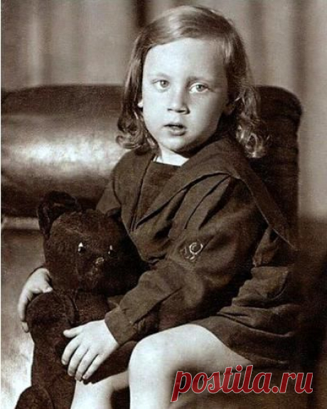 Володя Высоцкий в детстве, 3 года, июнь 1941 год Петь он любил совсем маленьким. Не очень-то понимая смысл слов, подпевал отцу: «Любимый город может спать спокойно...» или: «Три танкиста, три веселых друга, экипаж машины боевой...» Вместо «экипаж» он говорил «пекитаж».