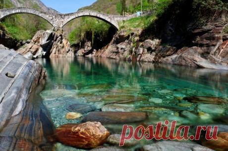 Кристально-чистая горная река Верзаска (Verzasca), Швейцария - Туристический портал - Мир красив!