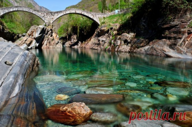 Кристально-чистая горная река Верзаска (Verzasca), Швейцария - Туристический портал - Мир красив!
