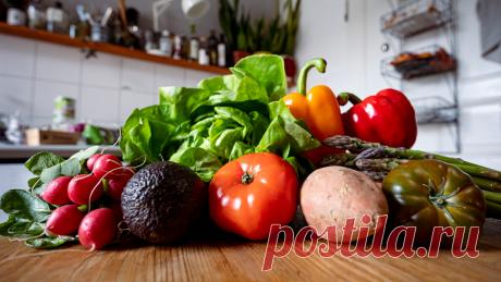 Доступные продукты, которые не хуже БАДов восполняют дефициты витаминов Пить или не пить витаминные комплексы и добавки? Такой вопрос для многих становится актуальным в зимний период, когда на фоне повышенной активности вирусов организм сталкивается с нехваткой полезных веществ. Идея поддержать иммунную систему с помощью биодобавок кажется логичной. Однако не стоит торопиться самостоятельно себе их назначать.