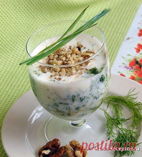 Огуречно-чесночный суп на кефире. .литр кефира     
ледяная вода для разбавления (на ваше усмотрение)
1 пучок зелени укропа
3 зубчика чеснока
3 свежих огурца
соль и черный молотый перец
0,5 стакана грецких орехов
4 ст. л. растительного масла