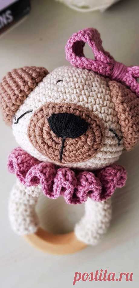PDF Погремушка Мопс крючком. FREE crochet pattern; Аmigurumi animal patterns. Амигуруми схемы и описания на русском. Вязаные игрушки и поделки своими руками #amimore - Собака породы Мопс, пёс, маленький щенок, пёсик, погремушка для малышей в виде собачки.