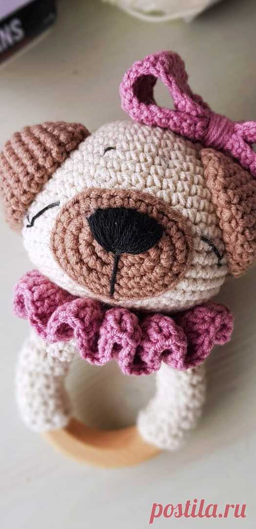 PDF Погремушка Мопс крючком. FREE crochet pattern; Аmigurumi animal patterns. Амигуруми схемы и описания на русском. Вязаные игрушки и поделки своими руками #amimore - Собака породы Мопс, пёс, маленький щенок, пёсик, погремушка для малышей в виде собачки.