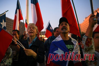 Чилийцы отказались менять принятую диктатором Пиночетом конституцию. В Чили по итогам референдума порядка 55 процентов проголосовавших проголосовало против нового проекта конституции. Таким образом, в стране сохранит действие свод законов, принятый еще в период диктатуры Аугусто Пиночета в 1980 году. Проект конституции был предложен правыми силами и встретил негативную реакцию левых.