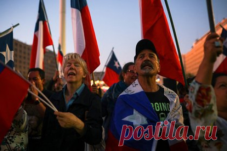 Чилийцы отказались менять принятую диктатором Пиночетом конституцию. В Чили по итогам референдума порядка 55 процентов проголосовавших проголосовало против нового проекта конституции. Таким образом, в стране сохранит действие свод законов, принятый еще в период диктатуры Аугусто Пиночета в 1980 году. Проект конституции был предложен правыми силами и встретил негативную реакцию левых.