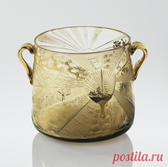 Emile Gallé
1846 - 1904
VASE À DEUX ANSES, VERS 1887
A SMOKED, ETCHED AND ENAMELLED TWO-HANDLED GLASS VASE, HEIGHTENED WITH GILDING, BY EMILE GALLÉ, CIRCA 1887. MONOGRAMMED AND WITH CROSS OF LORRAINE
de forme cylindrique, en verre fumé, gravé à l'acide, émaillé en grisaille et rehaussé d'or, à décor japonisant d'éventail et vue japonisante
Signé EG avec la croix de Lorraine à l'or au revers de la base
Hauteur : 15 cm (5 7/8 in.) Largeur : 20 cm (8 in.)
http://www.sothebys....