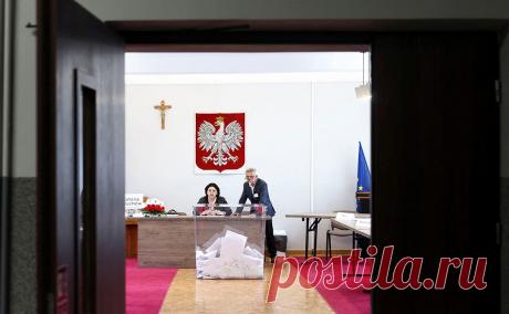 Первые итоги выборов в сейм Польши показали лидерство правящей партии. На парламентских выборах в Польше после обработки почти 17% бюллетеней лидерство сохраняет правящая партия «Право и справедливость» (PiS), следует из данных Национальной избирательной комиссии.