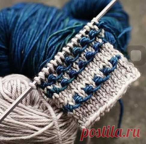 Запись на стене Узор «Узелки». Его хорошо вязать контрастными цветами. Получается очень оригинально.  Описание узора:  1 ряд: все петли лицевые  2 ряд: все петли изнаночные  3 ряд: * 1 петлю снять, не провязывая (нить за работой), из следующей петли вывязать 3 петли (1 лицевая, на..