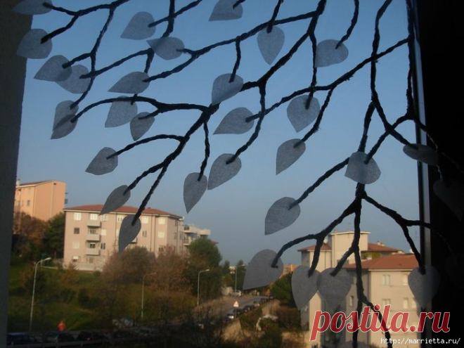 Декорирование окна серебряными веточками из фольги.