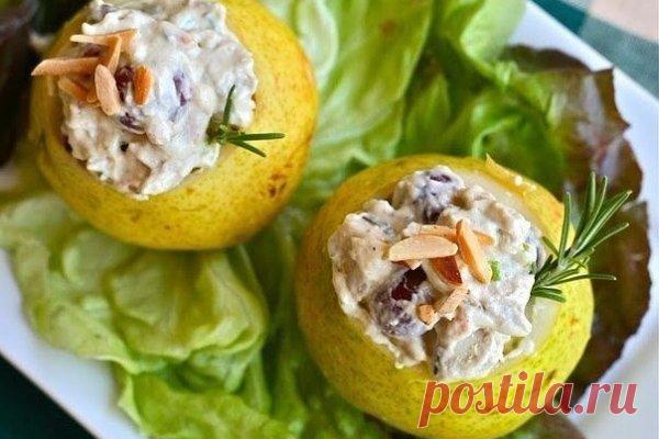 Куриный салат в чашечках из груш