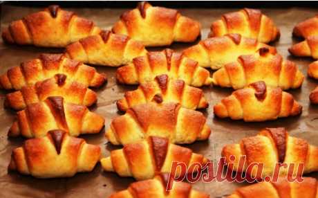Экспресс-рогалики: воздушные и очень вкусные! Это сдоба быстрого приготовления и получается мягкой, воздушной и нежной. Начинка может быть самой разной, к примеру, творожной или карамельной. Для приготовления вам потребуются такие ингредиенты: — мука,...