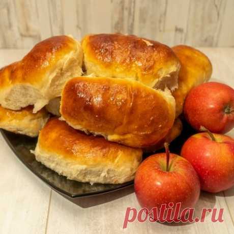 Сдобные пирожки с начинкой из свежих яблок