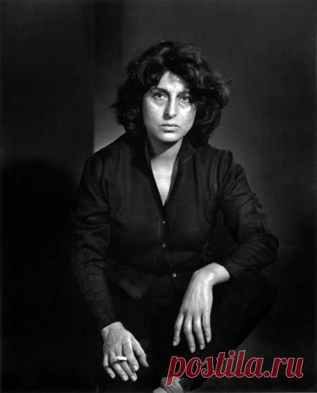 Анна Маньяни - Anna Magnani 
В Италии Анна Маньяни была, есть и будет величайшей национальной актрисой на все времена. 
В остальном же мире Маньяни по-прежнему остаётся одной из самых потрясающих актрис, чьи лучшие фильмы пользуются неизменной популярностью у всех ценителей настоящего, не подвластного времени кино. 
На Голливудской аллее звезд есть звезда ее имени. 
&quot;Каждая моя морщинка – это моя жизнь.
Я не расстанусь ни с одной своей морщинкой, потому что каждая из них с...