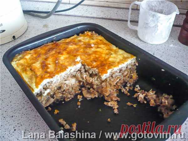 Запеканки из гречневой крупы, курицы и грибов. Рецепт с фото Из гречки можно приготовить не только кашу, но и вкусную запеканку. В этом рецепте начинку готовят из куриного филе с грибами и сыром. Чтобы запеканка получилась сочной, в нее добавляют смесь сметаны с яйцами.