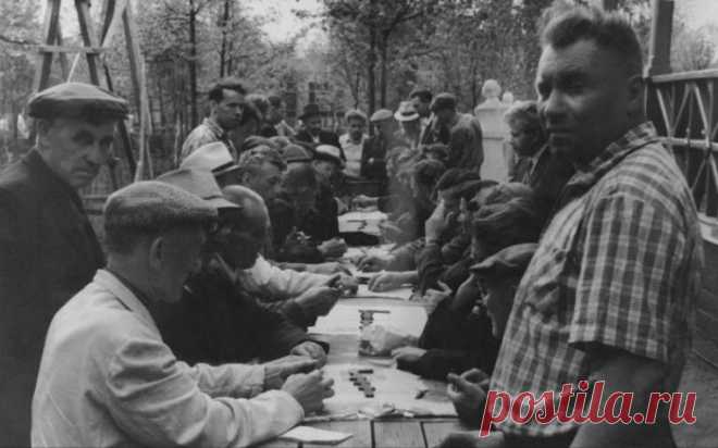 Как и где отдыхали в СССР | Чёрт побери Советская конституция давала человеку «право на труд» и «право на отдых». За уклонение от труда следовало суровое наказание. А «право на отдых» обеспечивалось «предоставлением широкой сети санаториев, домов отдыха, клубов». Как и где отдыхали в то время, когда не было интернета и десятков каналов телевидения? Вечера во дворе Дворы – это знаковое явление советской культуры. Во дворах всегда кто-нибудь был. По утрам и днем – бабушки на...