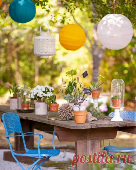 Фонарики, «музыка ветра», свечи в закрытых стеклянных подсвечниках, растения в горшках (растений вообще много не бывает, даже если мы говорим о даче!) – выбирайте вариант и стиль себе по душе. Здесь можно проявить фантазию и способности к DIY: создать висячий сад из старых горшков, использовать старую лодку в качестве клумбы, соорудить красивый скворечник для птиц. Особое очарование саду придадут гирлянды, развешанные по ветвям деревьев.