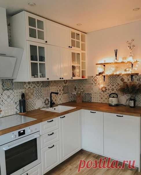 Теплая и прекрасная кухня в скандинавском стиле. Фартук привлекает внимание