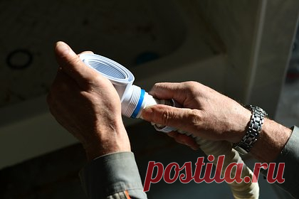 Лжесантехников из Петербурга задержали за обман блокадниц на 3,5 миллиона рублей. В Петербурге полицейские задержали пятерых человек, обманувших пенсионерок на 3,5 миллиона рублей под видом сантехников и ремонтников. В деле пятеро пострадавших — пожилые женщины в возрасте от 76 до 89 лет, три из них — блокадницы. По данным полиции, члены ОПГ обзванивали пенсионерок и проникали в квартиры.