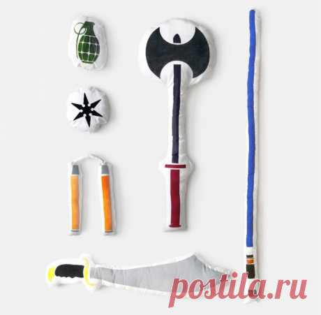 Для настоящей битвы подушками


Мир был бы более спокойным местом, если бы мы почаще дрались подушками. Дизайнер Брайан Ку тоже так считает. 

Специально для любителей подушечных боев он придумал мягкие ятаганы, нунчаки, гранаты и все в таком духе.