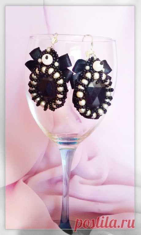 Оригинальные серьги из бусин и бисера.