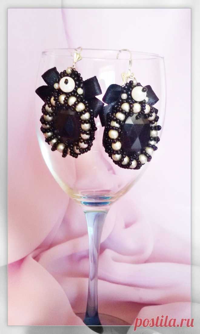 Оригинальные серьги из бусин и бисера.