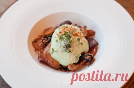 Говядина по-бургундски с лисичками и кремом из кинзы от шеф-повара ресторана «Телячьи нежности»