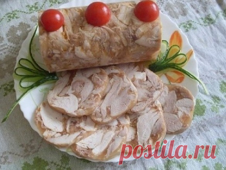 Рецепты для мультиварки: куриная ветчина прессованная в бутылке. 

=- куриные крупные окорочка (пять штук);

- небольшое количество свинины (по желанию);

- чеснока очищенные зубцы крупные (шесть штук);

- головка репчатого лука крупная (одна штука);

- любимые специи и соль (по своему усмотрению);

- желатин в гранулах (32 г);

- морковка сырая крупная (одна штука);

- красный болгарский перец (половина).