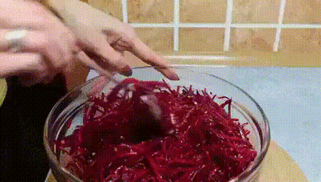 Свекла по-корейски, изумительная закуска на каждый день. Вкусно, быстро, полезно и дешево. Надеюсь, наш рецепт вам понравится! Сохраните себе на стену. Пригодится!
Ингредиенты:
600г сырой свеклы
4 зубчика чеснока
80г растительного масла
ДЛЯ МАРИНАДА:
3 ст.л.уксуса 9%
1 ч.л.сахара
0,5 ч.л.соли
1 ч.л.кориандра
0,5 ч.л.красного перца
0,5 ч.л.черного перца
1.Чеснок мелко порезать
2.Свеклу натереть на корейской терке
4.Для приготовления маринада смешиваем все ингредиенты
5.В миску складываем свеклу д