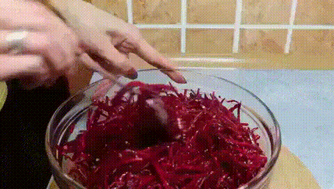 Свекла по-корейски, изумительная закуска на каждый день. Вкусно, быстро, полезно и дешево. Надеюсь, наш рецепт вам понравится! Сохраните себе на стену. Пригодится!
Ингредиенты:
600г сырой свеклы
4 зубчика чеснока
80г растительного масла
ДЛЯ МАРИНАДА:
3 ст.л.уксуса 9%
1 ч.л.сахара
0,5 ч.л.соли
1 ч.л.кориандра
0,5 ч.л.красного перца
0,5 ч.л.черного перца
1.Чеснок мелко порезать
2.Свеклу натереть на корейской терке
4.Для приготовления маринада смешиваем все ингредиенты
5.В миску складываем свеклу д