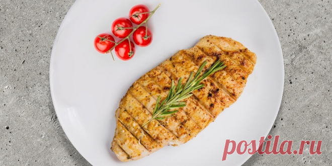 Сочный стейк из куриной грудки под особым маринадом

на 100грамм - 126.13 ккал Б/Ж/У - 19.51/4.83/1.22

Ингредиенты: 
• Куриная грудка - 500 г
• Лимонный сок - 2 ст. л
• Цедра лимона - 2 ст. л
• Оливковое масло- 2 ст. л.
• Чеснок - 10 г
• Соль, перец - по вкусу

Приготовление: 
Куриную грудку разрезать на 4 части, слегка отбить, посолить, поперчить.
Приготовить маринад: смешать цедру лимона с соком лимона (количество по вкусу), в полученную смесь выдавить 2 зубчика чеснока...