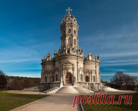 Идея для поездки. Дубровицы

Дубровицы – это небольшой поселок недалеко от Подольска, в 56 км от Москвы. В свое время усадьба была подарена Екатериной Второй своему фавориту Александру Мамонову, также она принадлежала Голициным.

Главная достопримечательность Дубровицы – это церковь Знамения Пресвятой Богородицы. Храм считается очень необычным из-за своей архитектуры, многие называют его самой красивой церковью в России. Добраться до Дубровицы можно на электричке до станци...