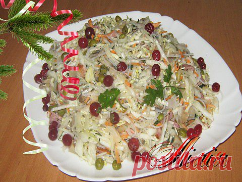 Салат из пекинской капусты с фунчезой
Капуста пекинская;
фунчоза (тонкая рисовая лапша);
горошок зеленый;
морковь тертая на крупной терке;
грибы маринованные;
колбаса копченая или ветчина;
Сок  лимона;
масло оливковое;
зелень, соль, специ по вкусу.