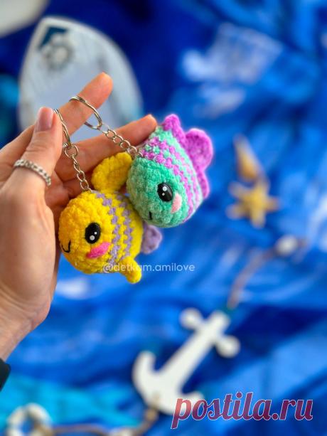 PDF Рыбки-цветняшки крючком. FREE crochet pattern; Аmigurumi toy patterns. Амигуруми схемы и описания на русском. Вязаные игрушки и поделки своими руками #amimore - плюшевая рыба, маленькая рыбка из плюшевой пряжи.